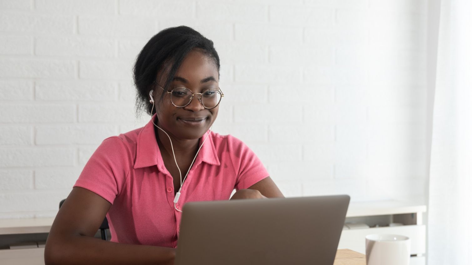 Medicaid member gets support on her laptop